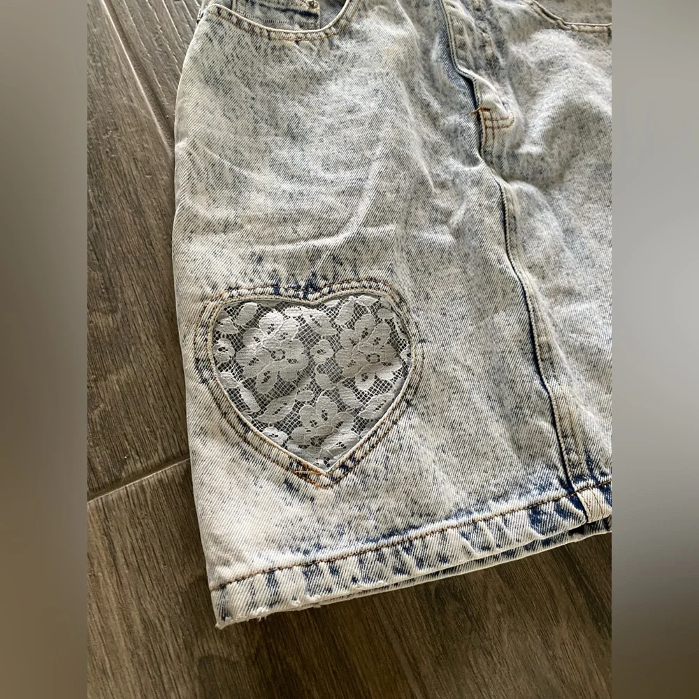 Vintage Jordache White Wash Denim Skirt with Lace Heart! 7/8 💙 - Picture 2 of 8